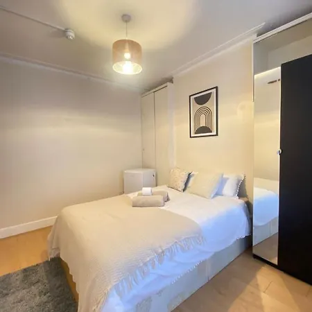 Seven Sister'S Rooms
